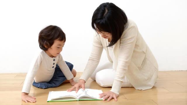 自宅で英語を学ぶ子供